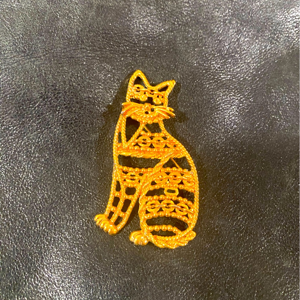 Cat pin